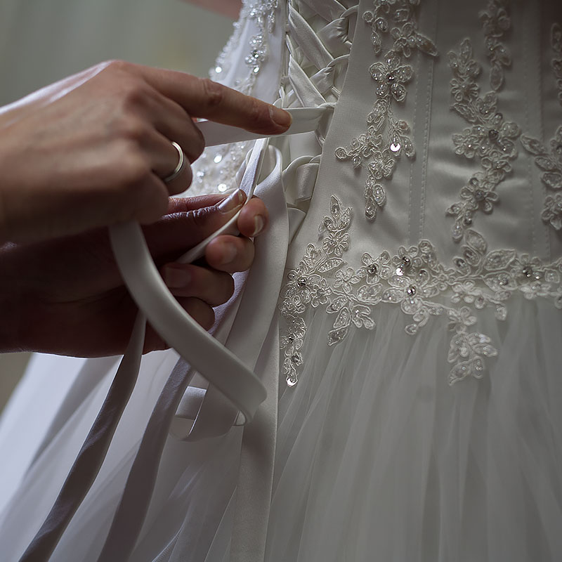 Brautkleid richtig schnüren